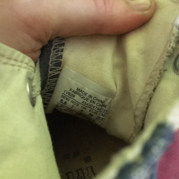 Distressed American flag converse - Picture 7 of 7